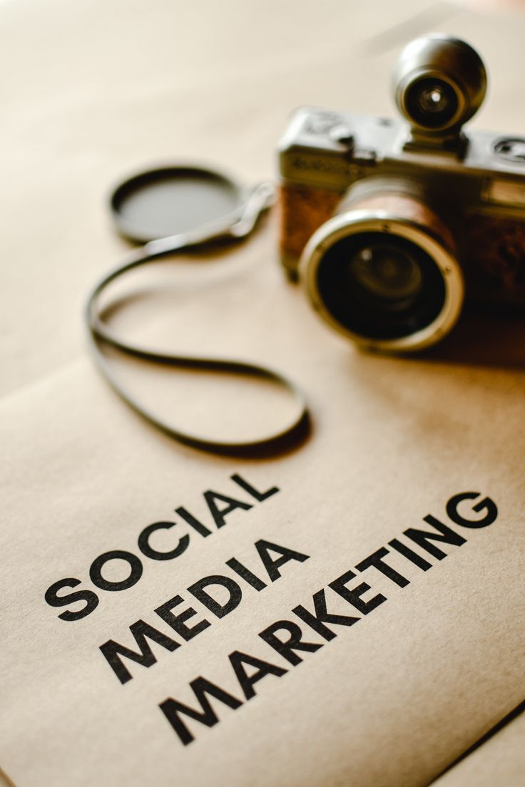 Cámara y letrero de Social Media Marketing