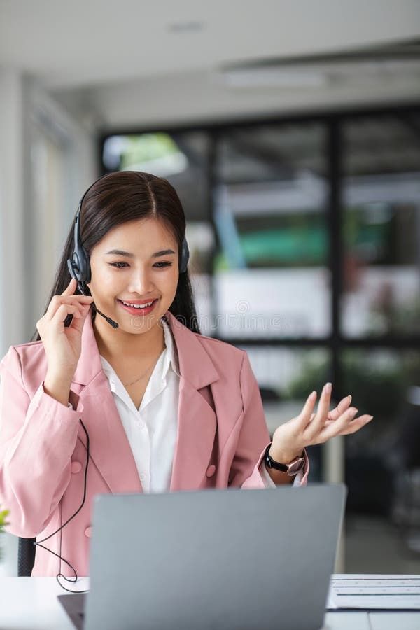 Agente de atención al cliente respondiendo por videollamada